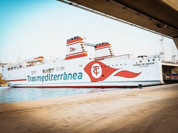 met de ferry boot naar ibiza auto