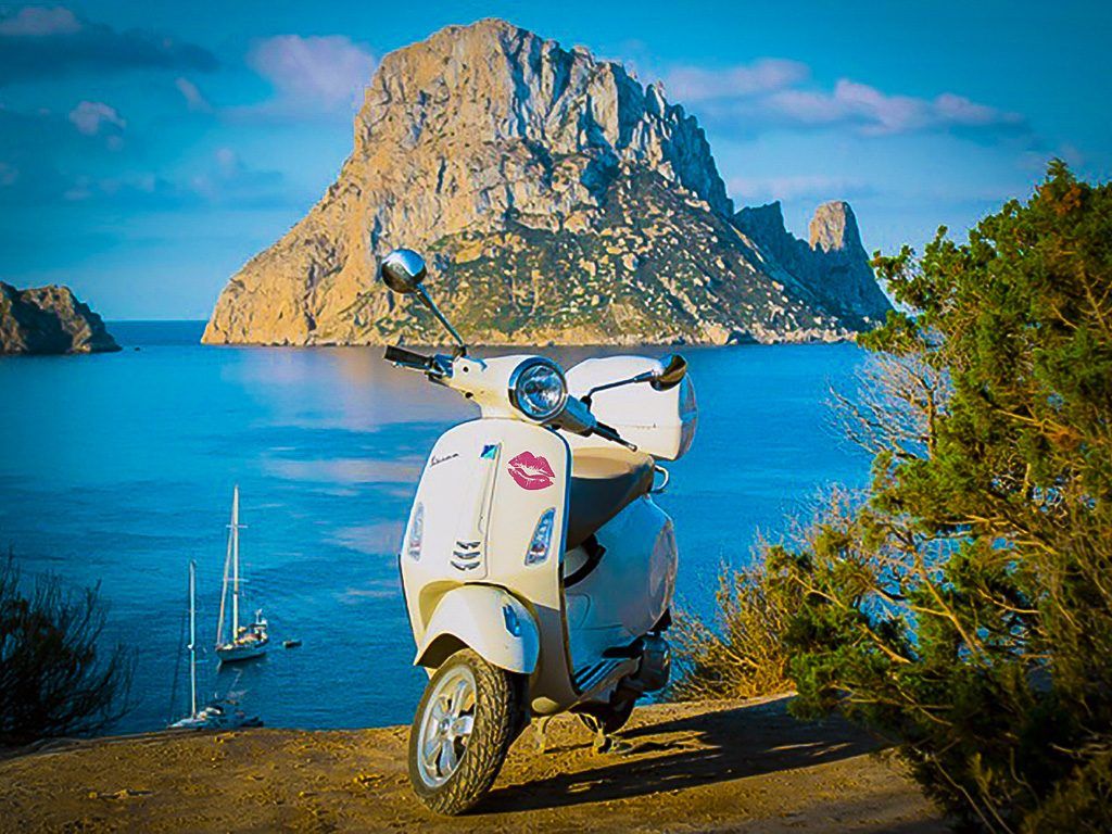 Vespa frente islote de Es Vedra, Ibiza